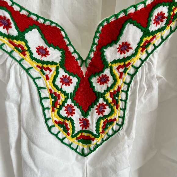 White embroidered tunic top. Two pockets in front. Never worn. Size L. - Picture 5 of 7